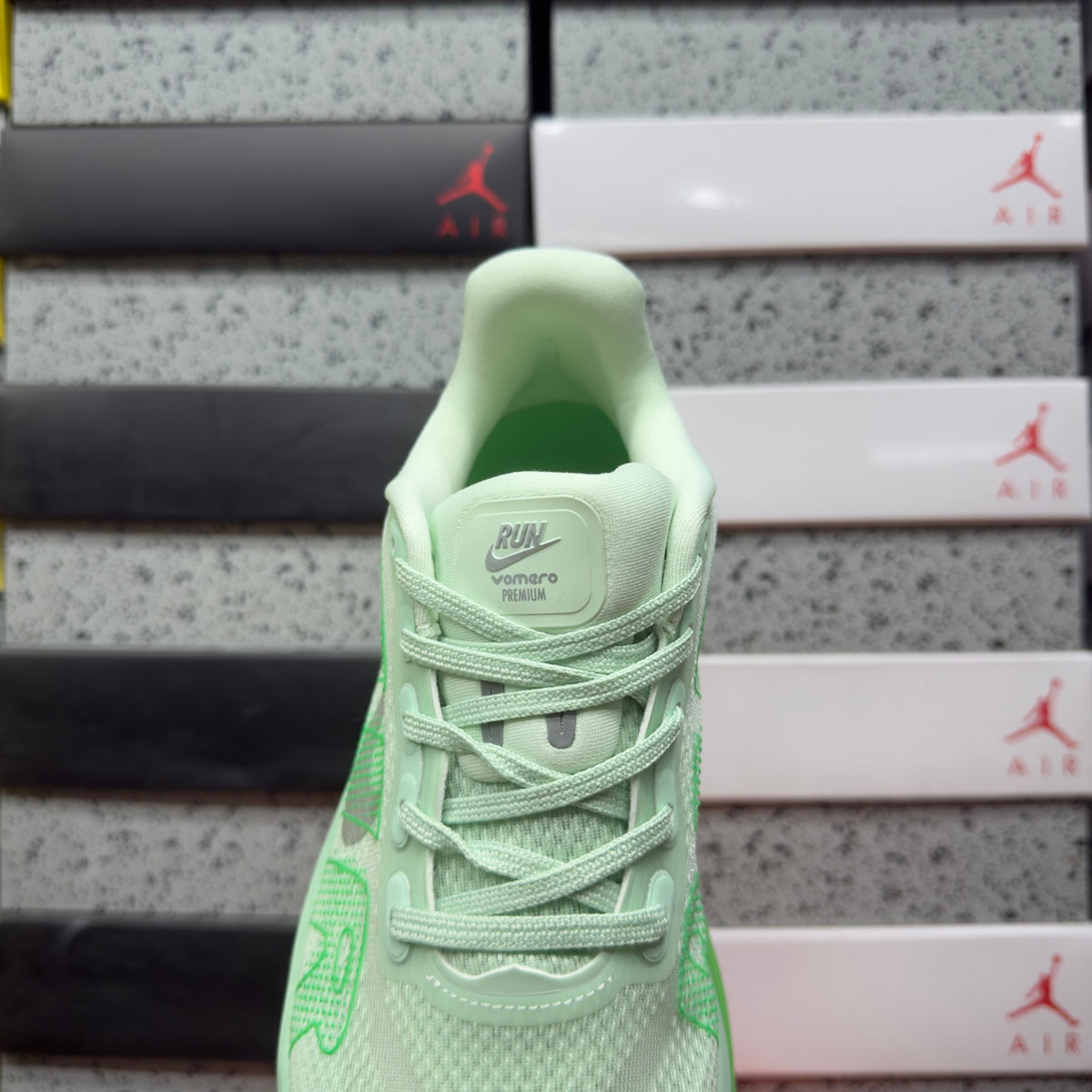 Nike Wmns Vomero Premium Cucumber Calm Green Spark Metallic Silver (UA)