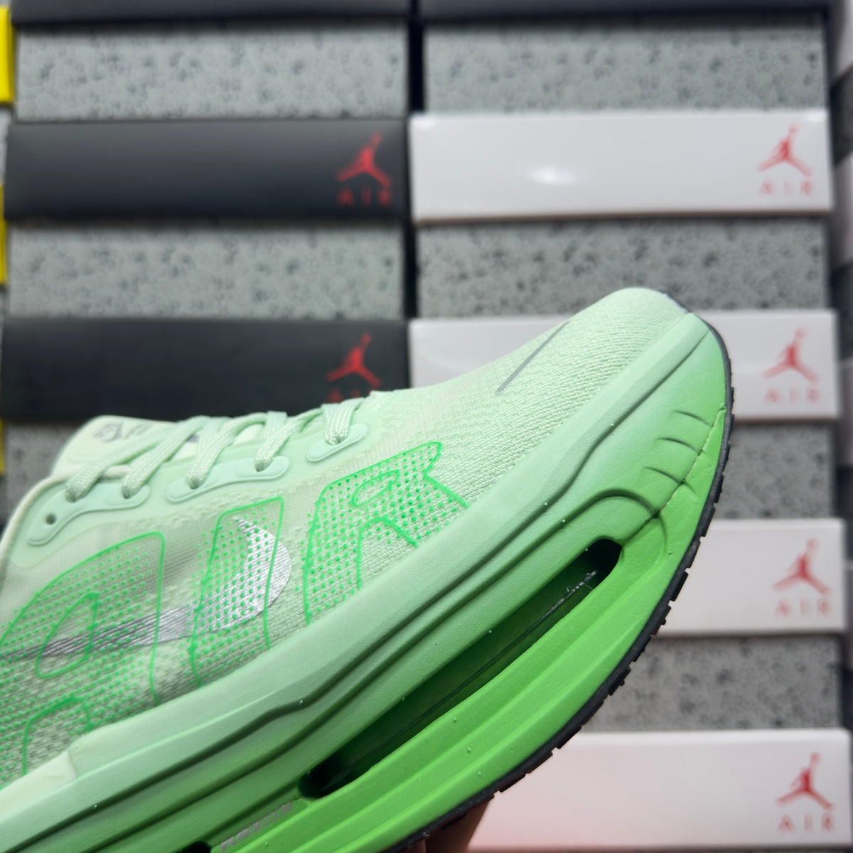 Nike Wmns Vomero Premium Cucumber Calm Green Spark Metallic Silver (UA)