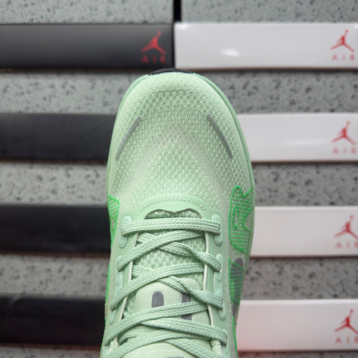 Nike Wmns Vomero Premium Cucumber Calm Green Spark Metallic Silver (UA)