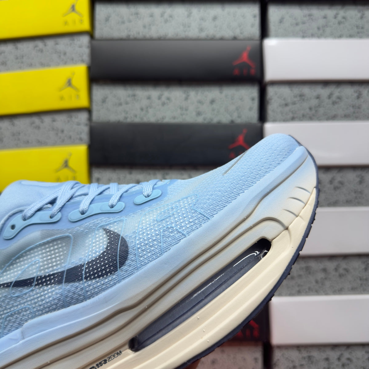 Nike Wmns Vomero Premium Aluminum (UA)