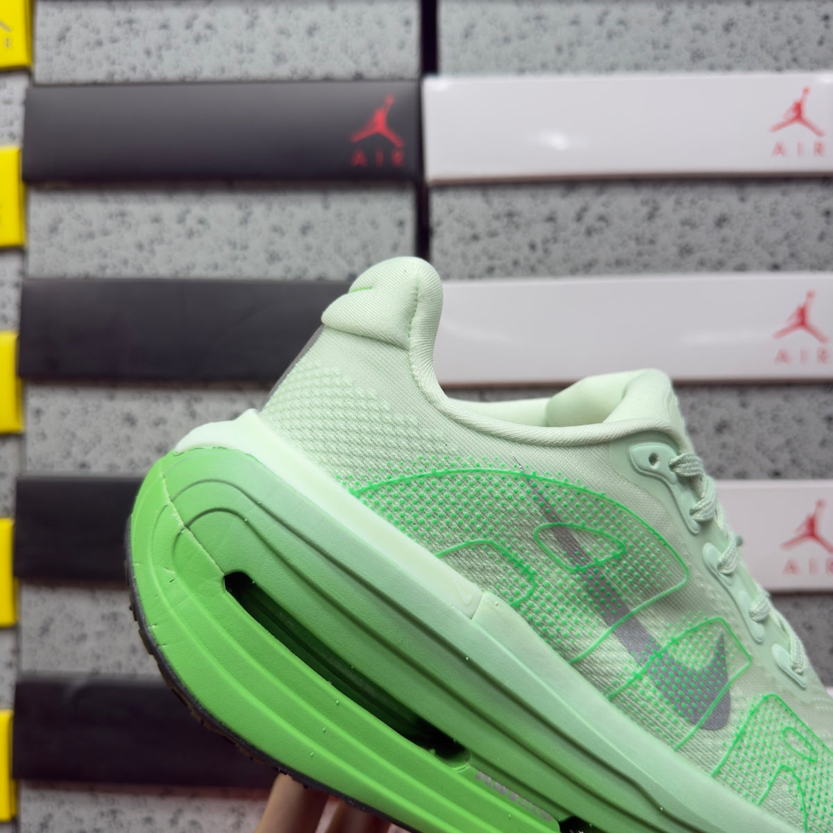 Nike Wmns Vomero Premium Cucumber Calm Green Spark Metallic Silver (UA)