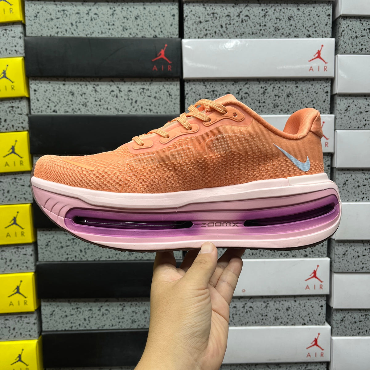Nike Wmns Vomero Premium Tangerine Tint Tangerine Tint Tattoo Bright Crimson Pink Foam Pink Rise Light Magenta (UA)