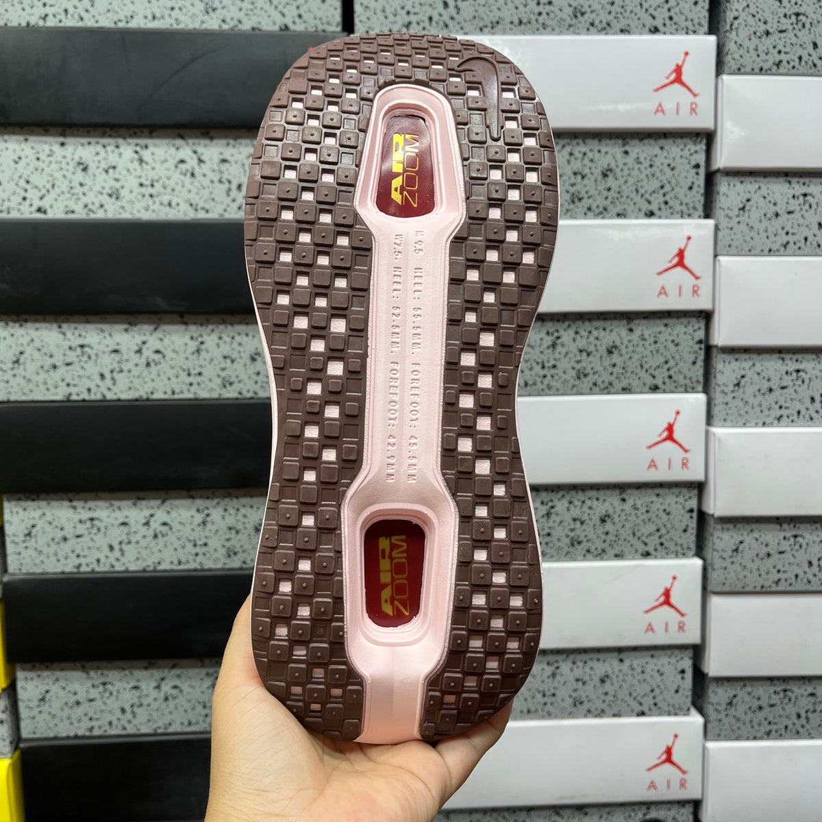 Nike Wmns Vomero Premium Tangerine Tint Tangerine Tint Tattoo Bright Crimson Pink Foam Pink Rise Light Magenta (UA)
