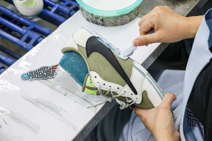 Travis Scott x Air Jordan 1 Low Golf Neutral Olive