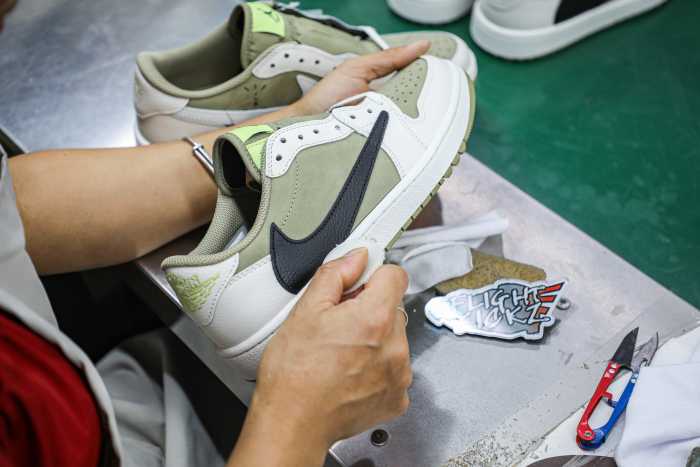 Travis Scott x Air Jordan 1 Low Golf Neutral Olive