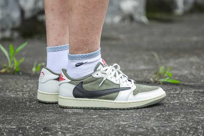Travis Scott x Air Jordan 1 'Oliva Médio'