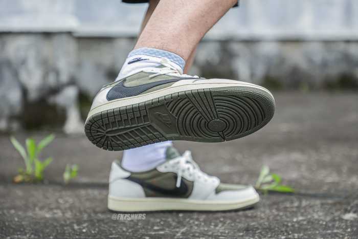 Travis Scott x Air Jordan 1 'Oliva Médio'