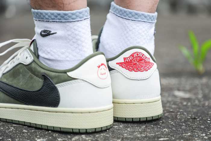 Travis Scott x Air Jordan 1 'Oliva Médio'