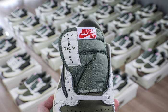 Travis Scott x Air Jordan 1 'Oliva Médio'
