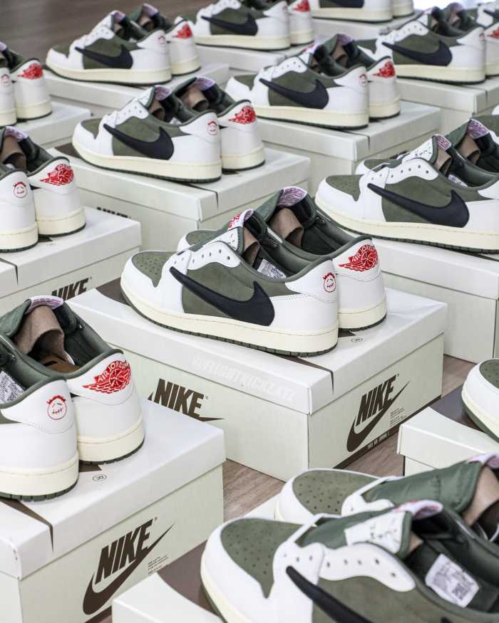 Travis Scott x Air Jordan 1 'Oliva Médio'