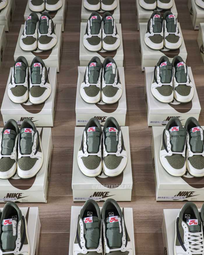 Travis Scott x Air Jordan 1 'Oliva Médio'