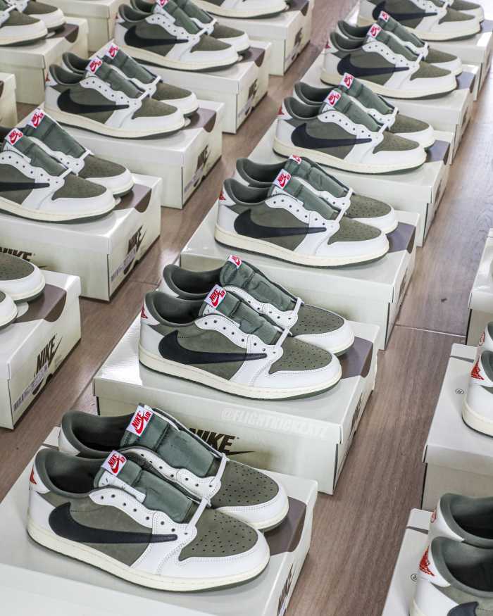 Travis Scott x Air Jordan 1 'Oliva Médio'