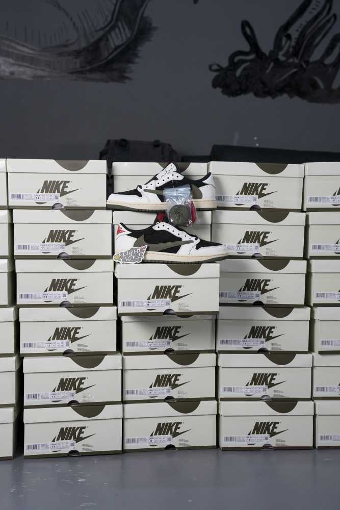 Travis Scott x Air Jordan 1 Low OG SP WMNS Olive