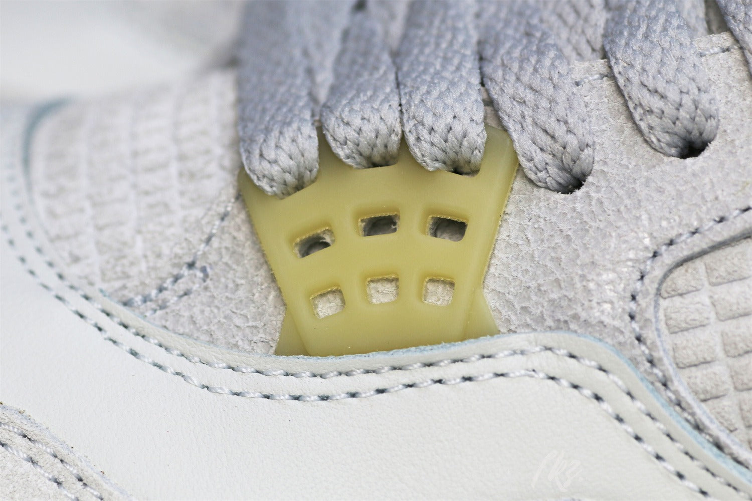 Air Jordan 4 Retro SE Craft Photon Dust (UA)