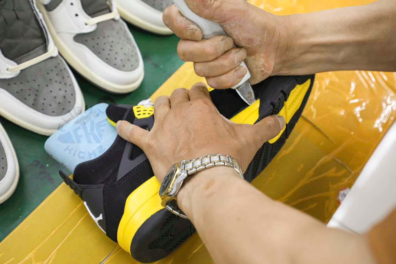 Air Jordan 4 Retro Thunder 2023 (UA)